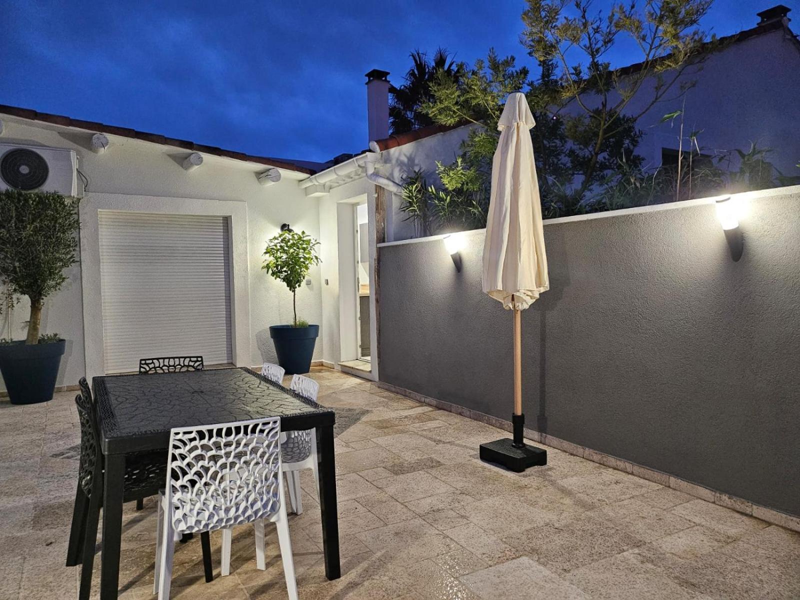 Agreable Logement Avec Terrasse Saint-Victoret Kültér fotó